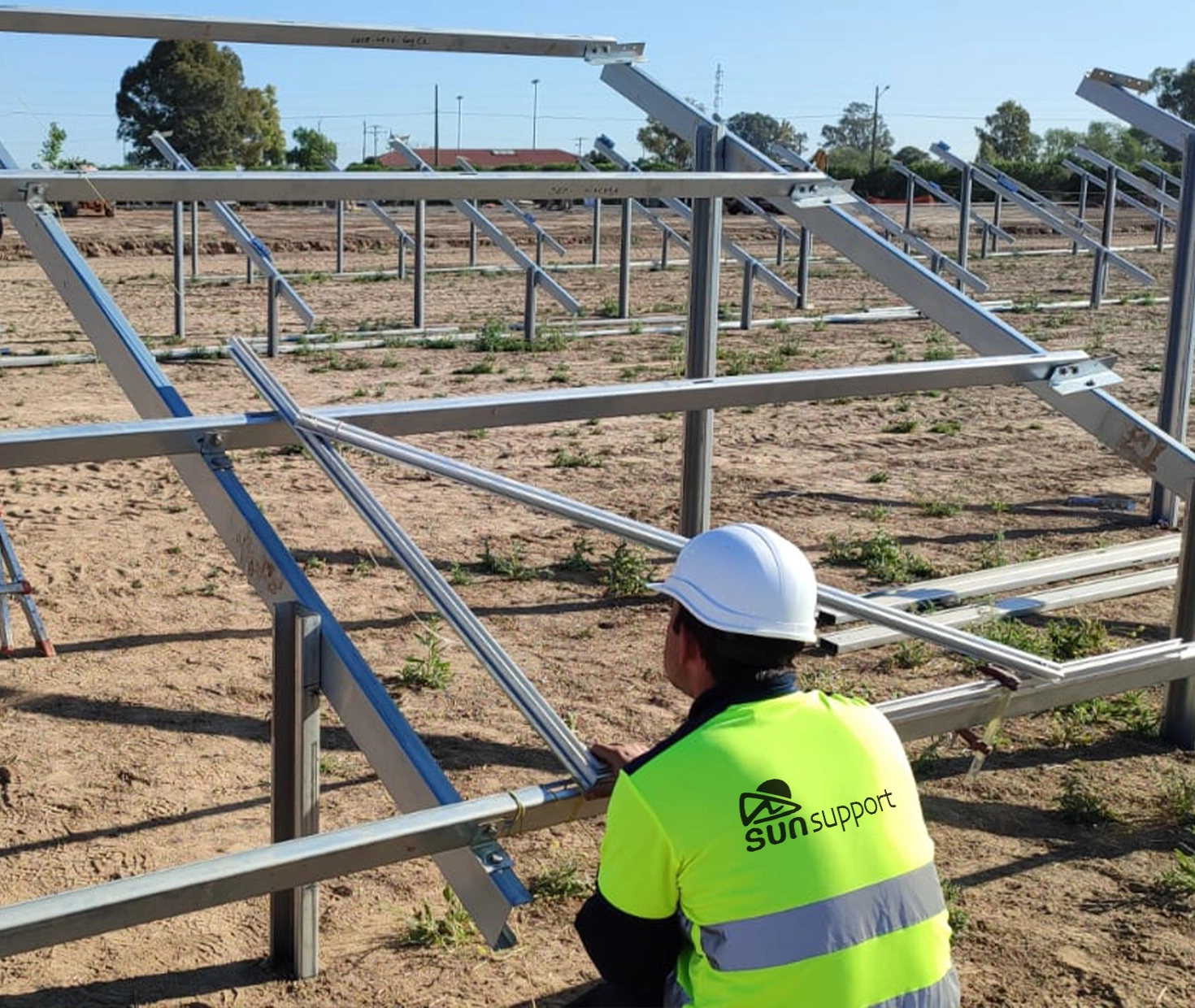 Installation d’une structure photovoltaïque fixe battue au sol par l’équipe SunSupport